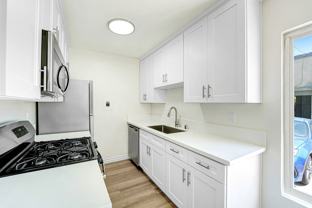 1010 Pico Blvd in Santa Monica.  Walk to the beach and Main St! - Photo 1 of 1
