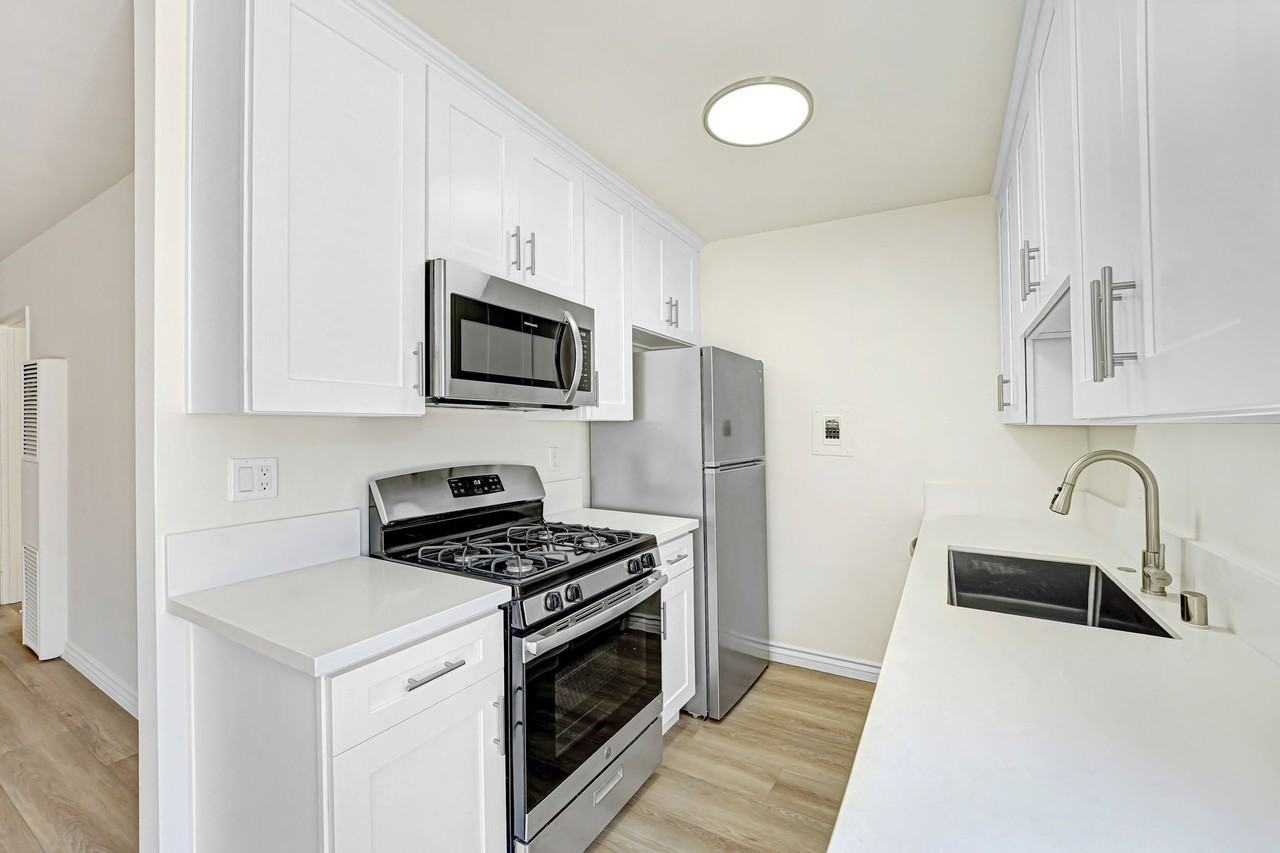 1010 Pico Blvd in Santa Monica.  Walk to the beach and Main St! - Photo 2 of 4