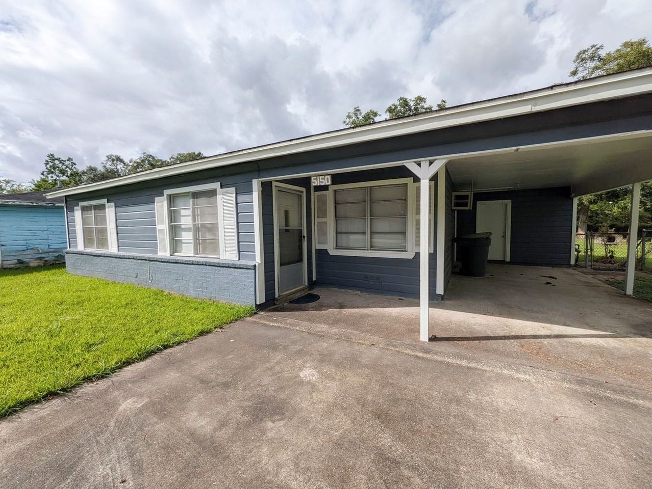 5150 Parkview Dr - Photo 2 of 20