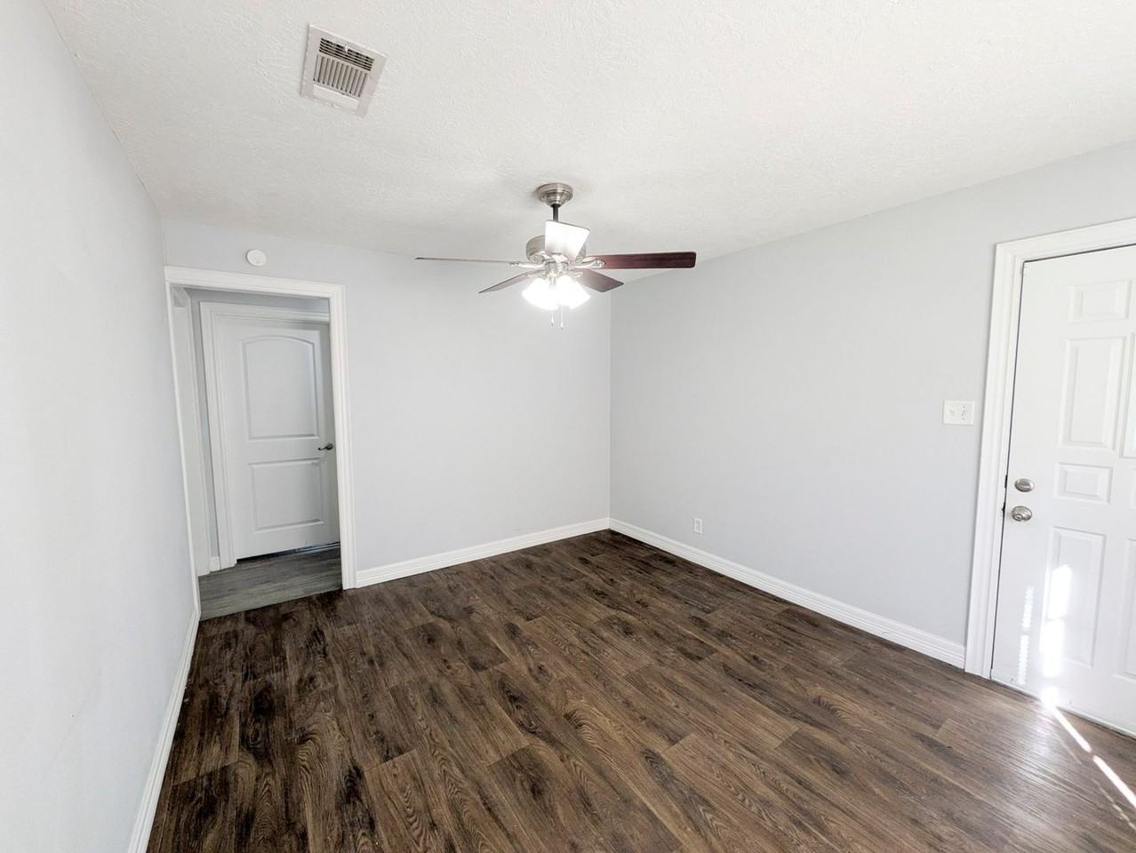 5150 Parkview Dr - Photo 4 of 20