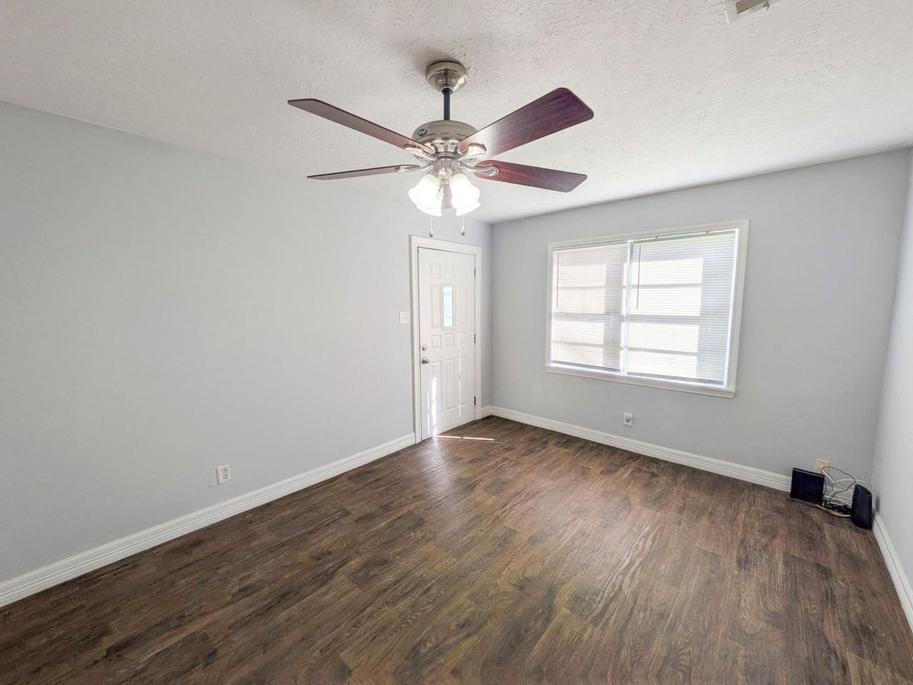 5150 Parkview Dr - Photo 5 of 20