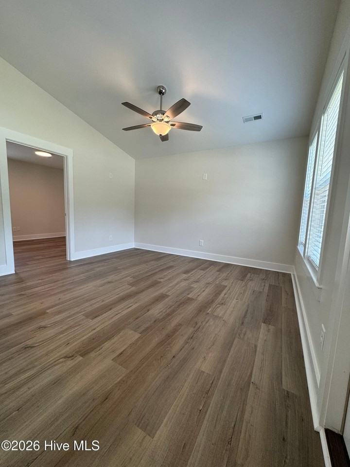 503 Pecan Tree Ln - Photo 4 of 25