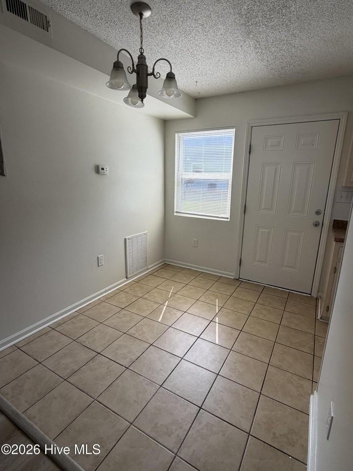 253 Cordell Cir - Photo 3 of 7