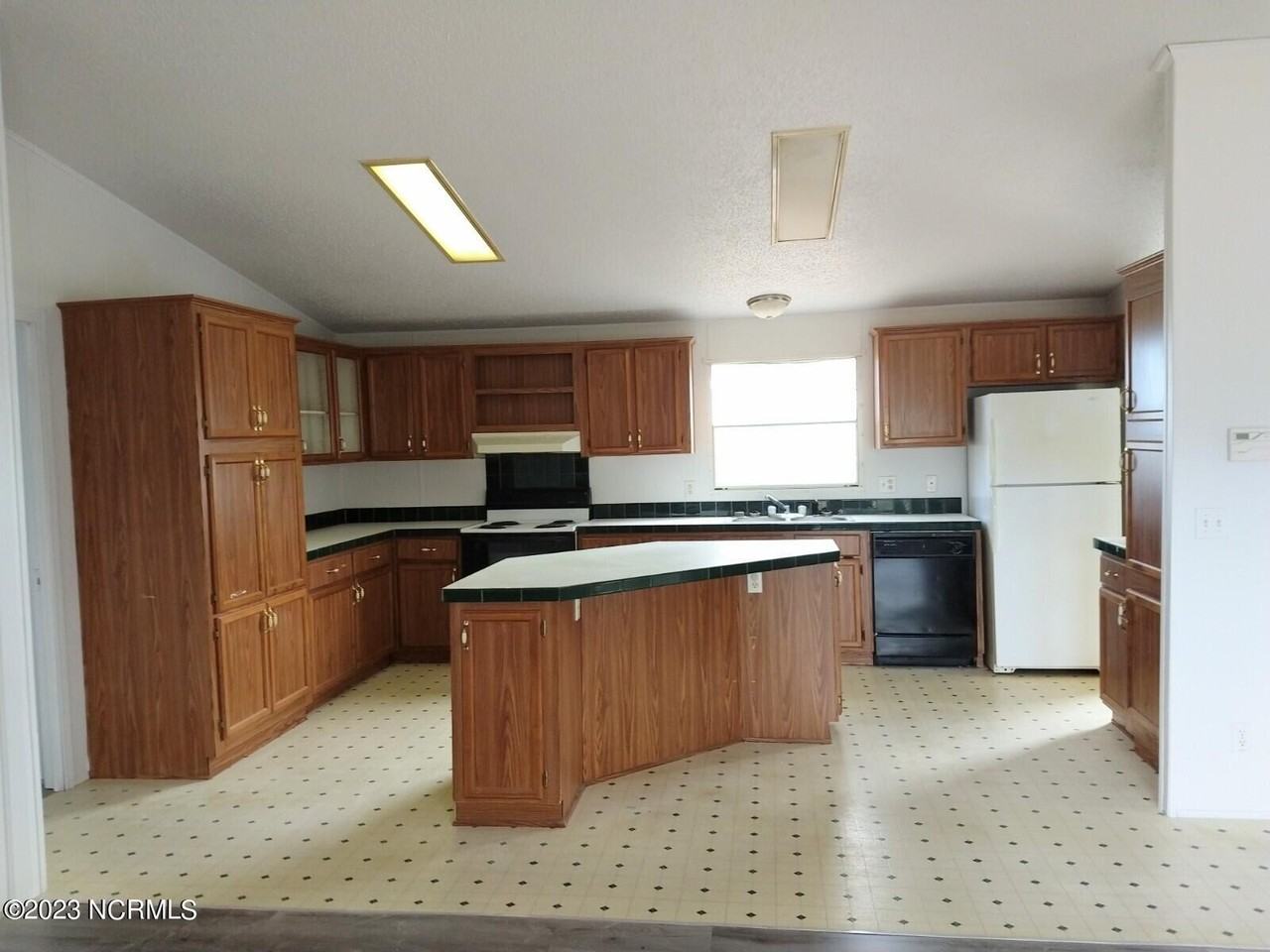 239 Castlebury Ln - Photo 6 of 19