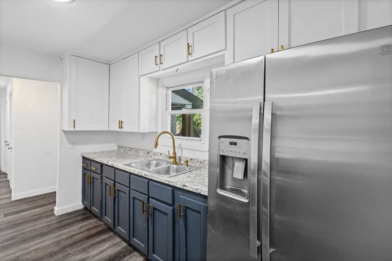 2515 Yeager St - Photo 3 of 25