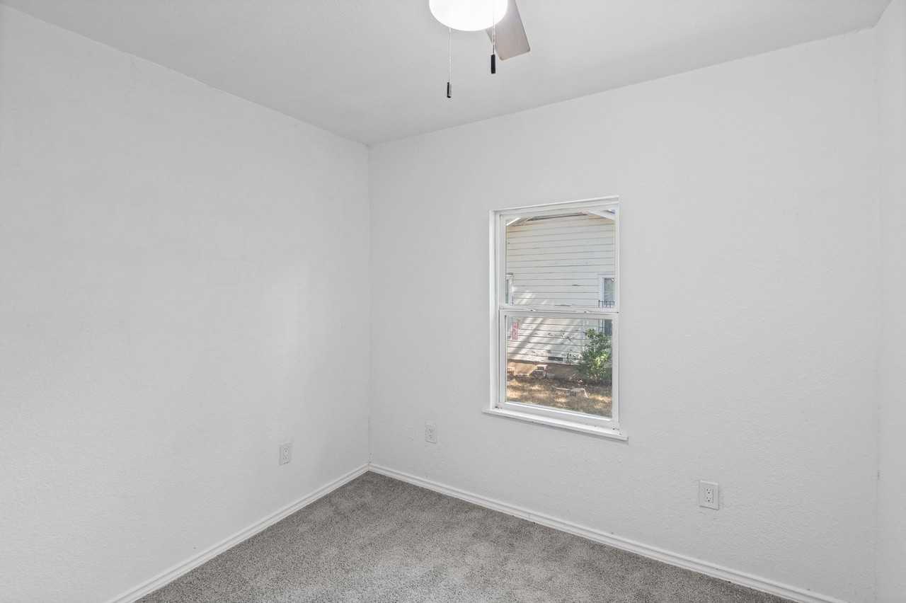 2515 Yeager St - Photo 5 of 25