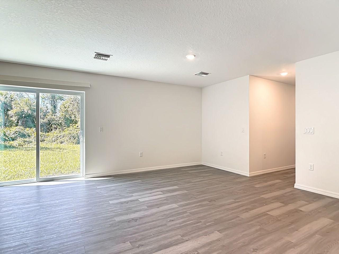 3067 Quarter St - Photo 3 of 22