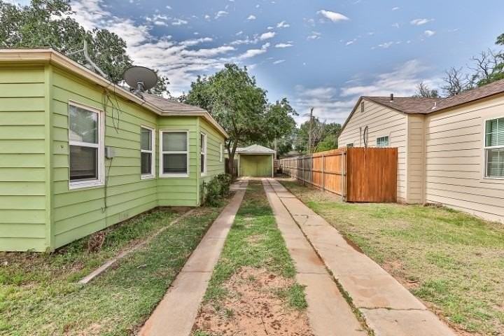 2405 30th St - Photo 4 of 49
