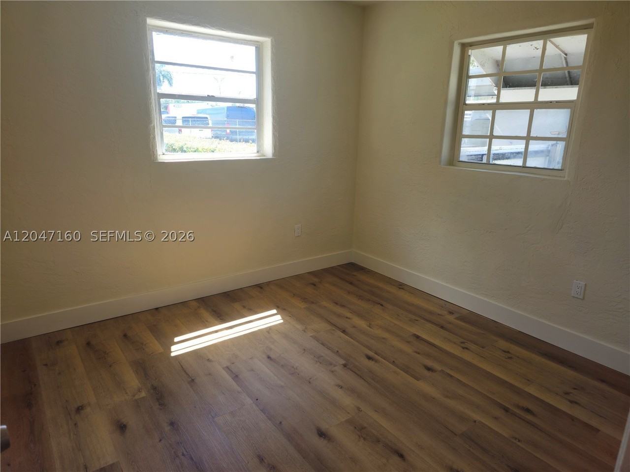 6010 Sw 33rd St - Photo 7 of 9