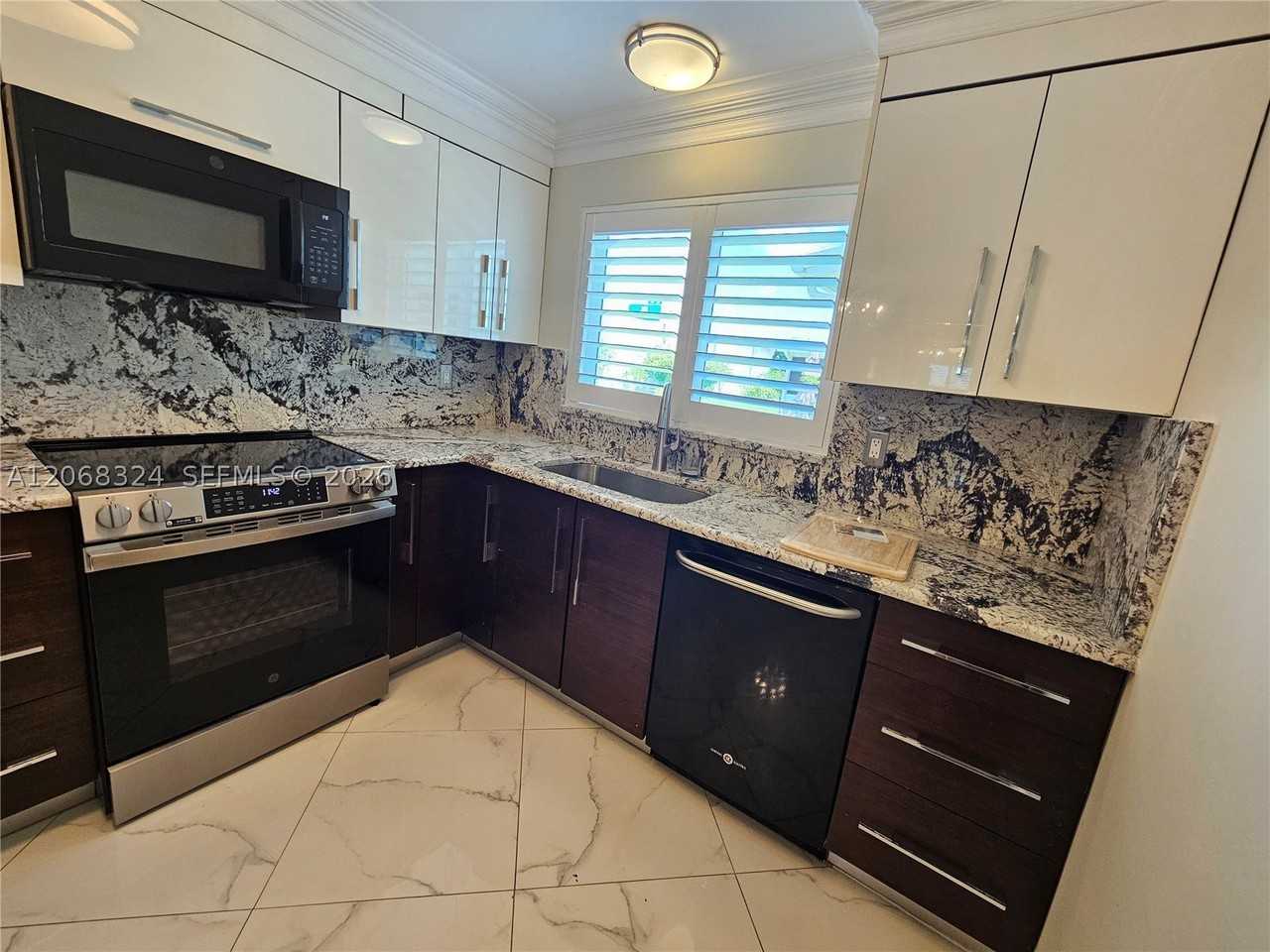 2661 Nw 4th Ave - Photo 7 of 31
