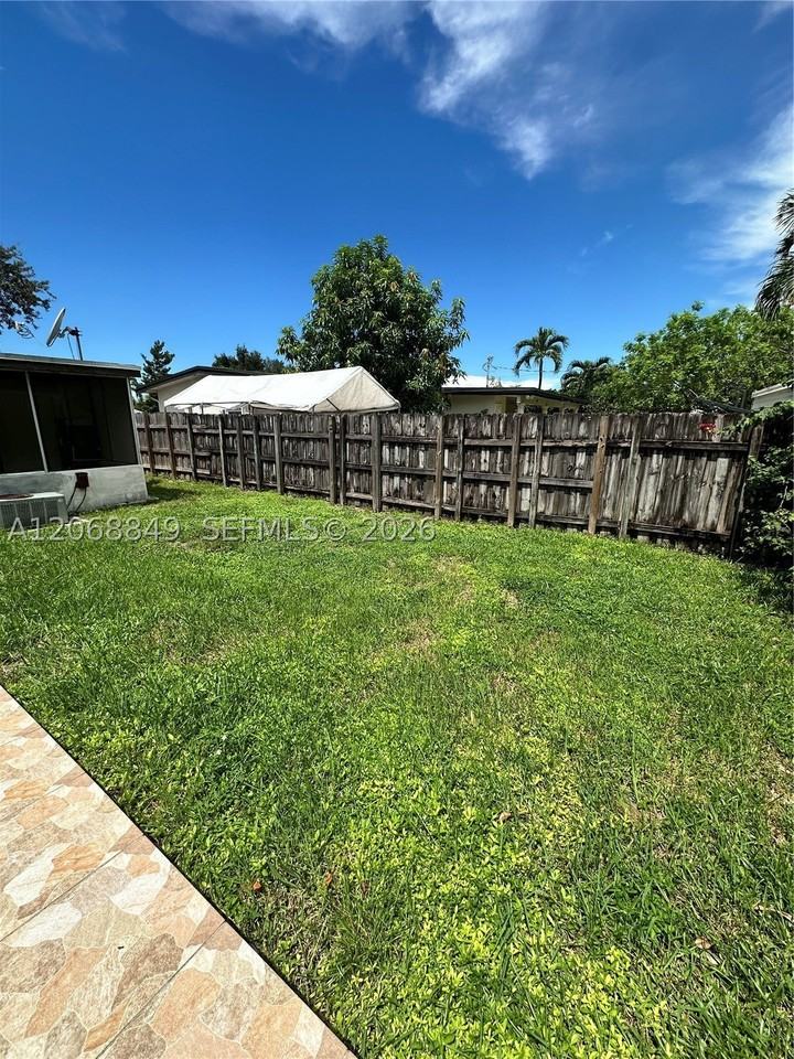 3101 Sw 102nd Pl #0 - Photo 3 of 19