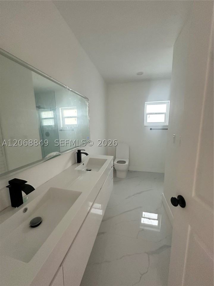 3101 Sw 102nd Pl #0 - Photo 7 of 19