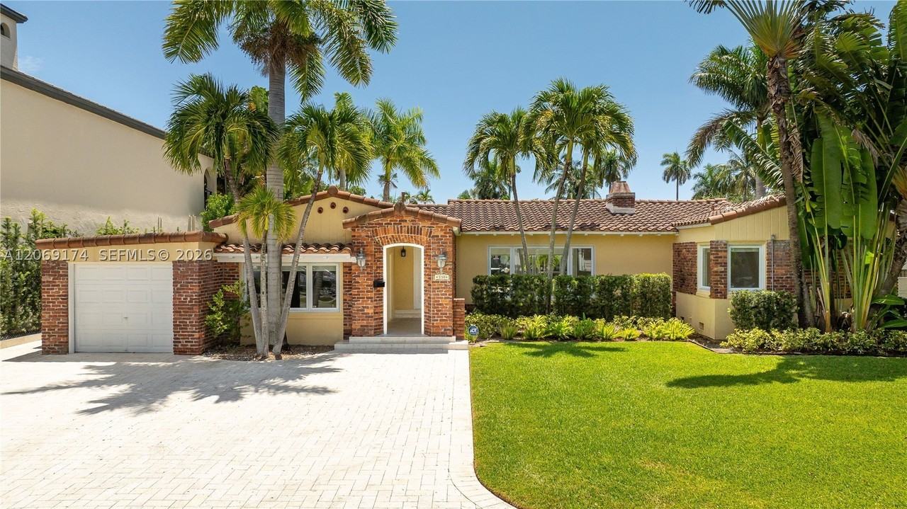 330 Coconut Isle Dr - Photo 2 of 40