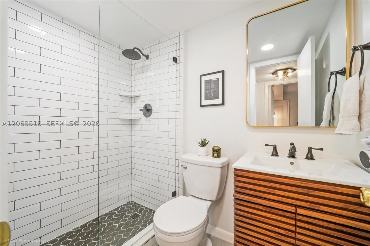 3304 Virginia St #2B - Photo 7 of 9