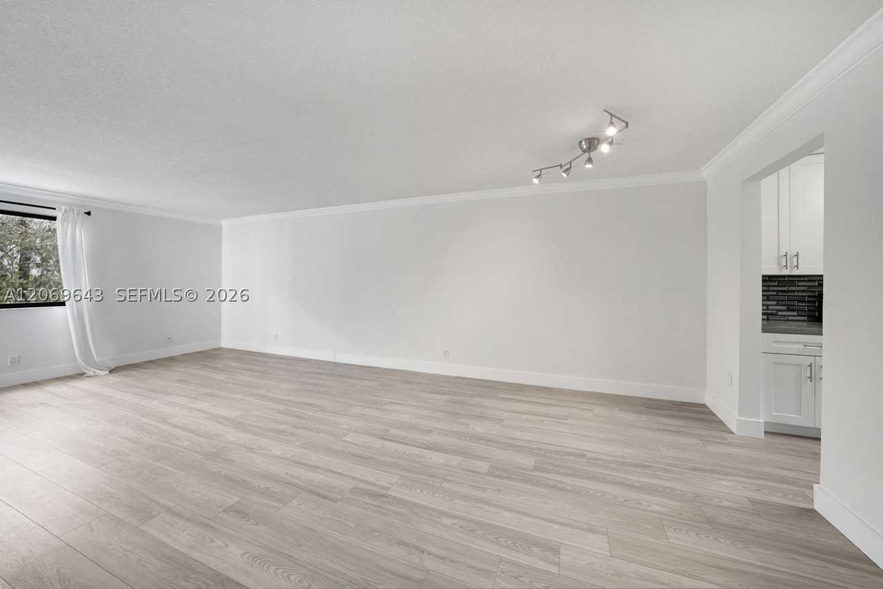 185 Lakeview Dr #201 - Photo 6 of 35