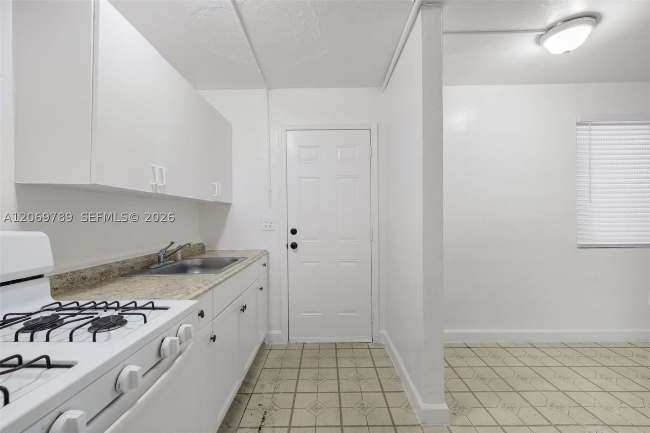 126 Sw 18th Ave #4 - Photo 2 of 15