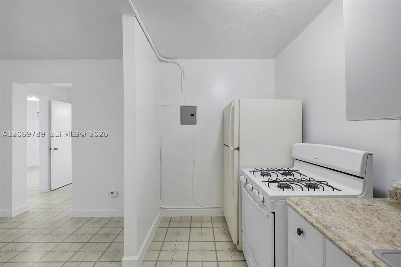 126 Sw 18th Ave #4 - Photo 3 of 15