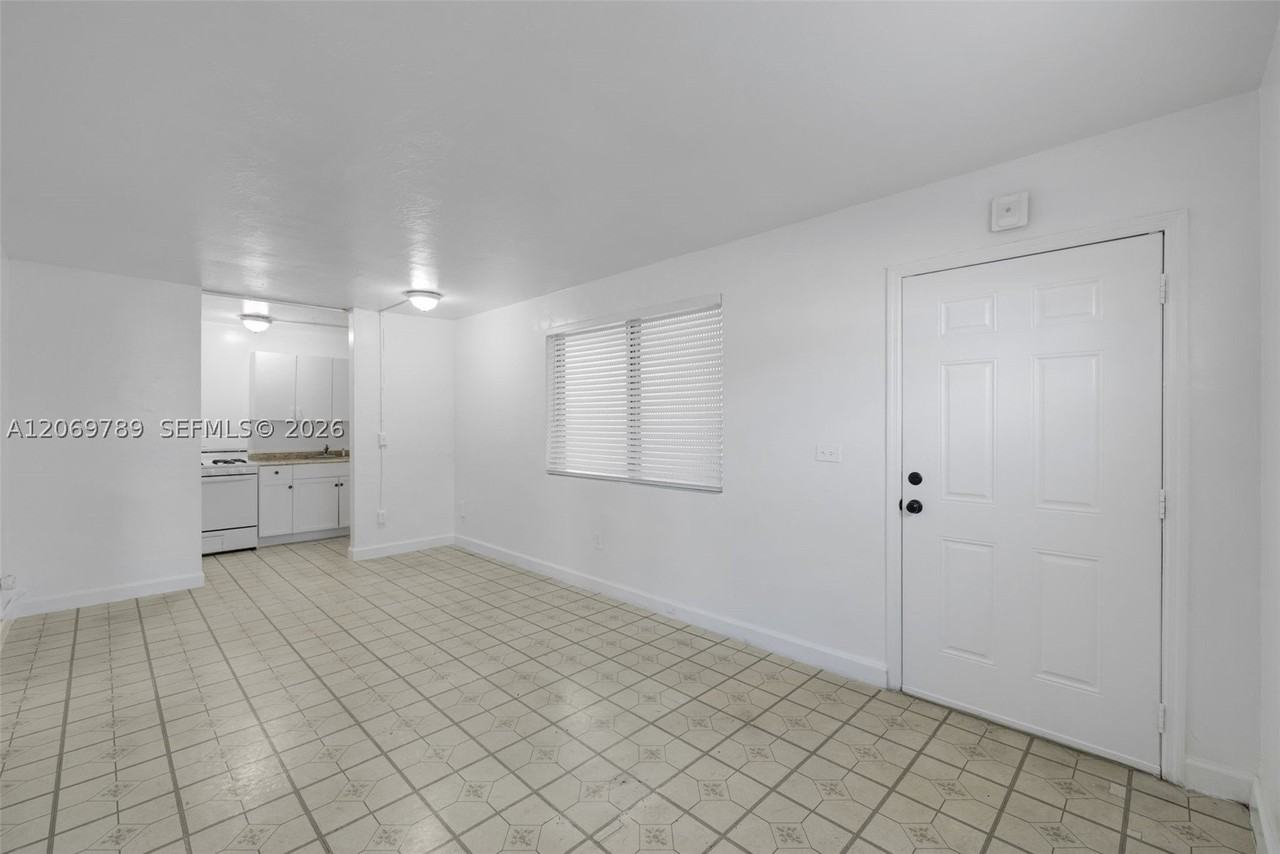 126 Sw 18th Ave #4 - Photo 4 of 15