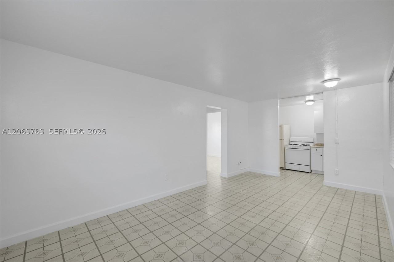 126 Sw 18th Ave #4 - Photo 5 of 15