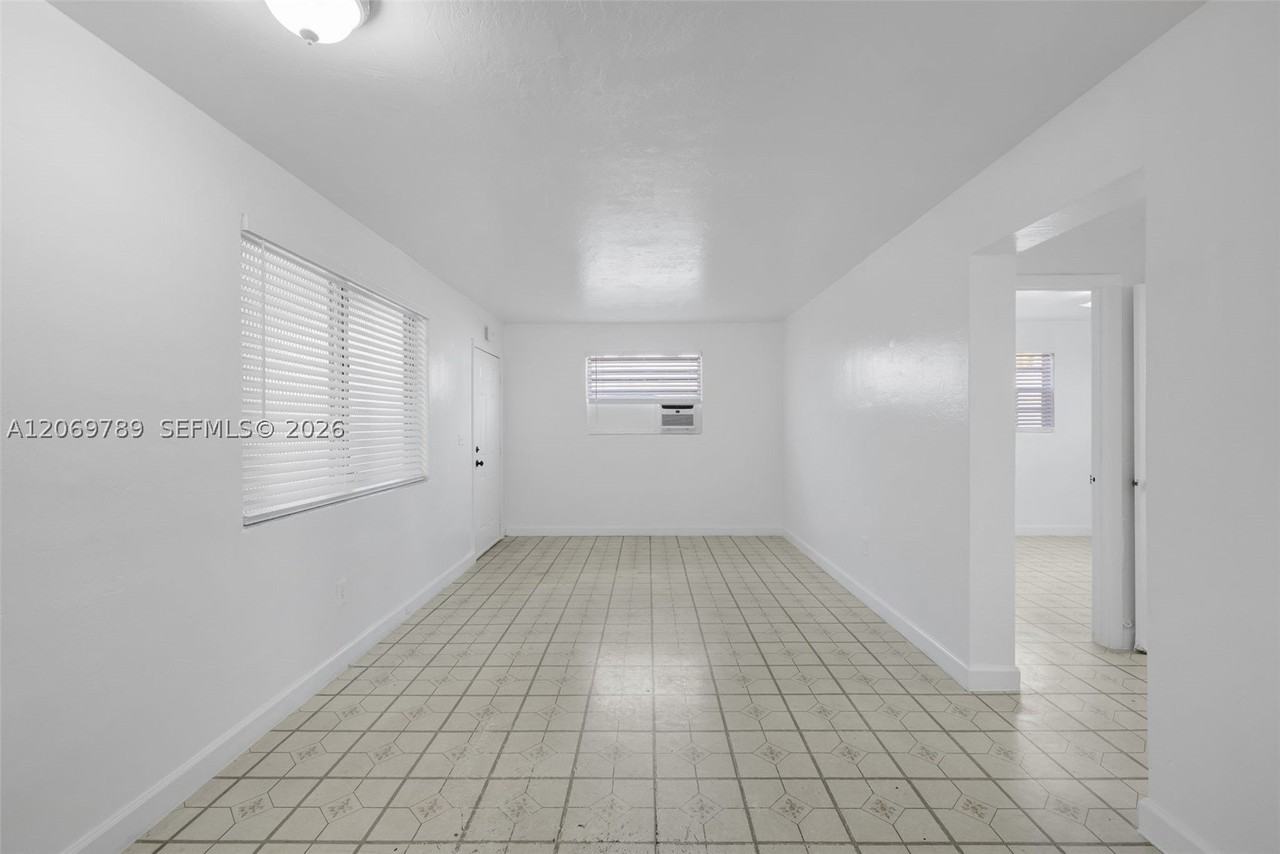 126 Sw 18th Ave #4 - Photo 6 of 15