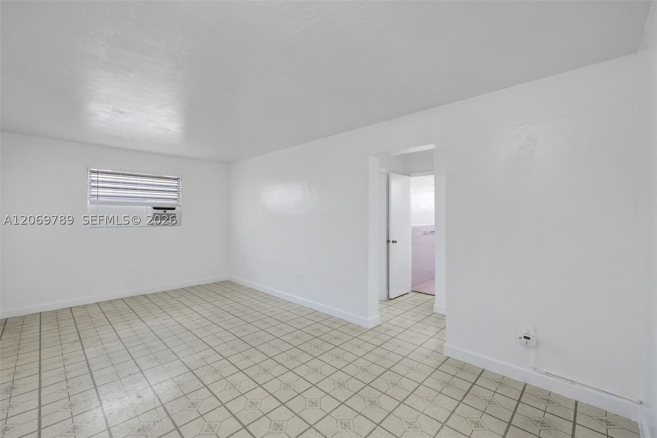 126 Sw 18th Ave #4 - Photo 7 of 15