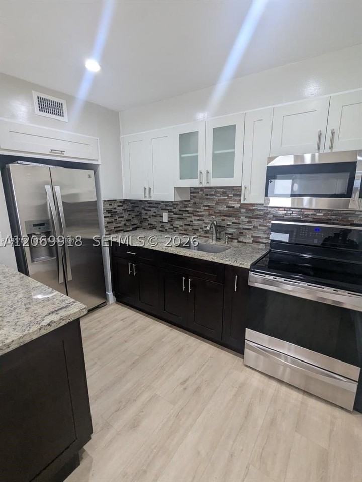 630 Se 3rd Pl - Photo 3 of 12