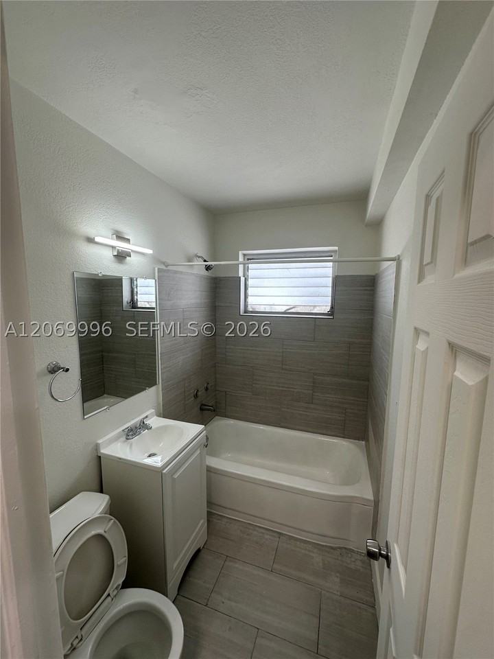 1225 Normandy Dr #8 - Photo 4 of 6