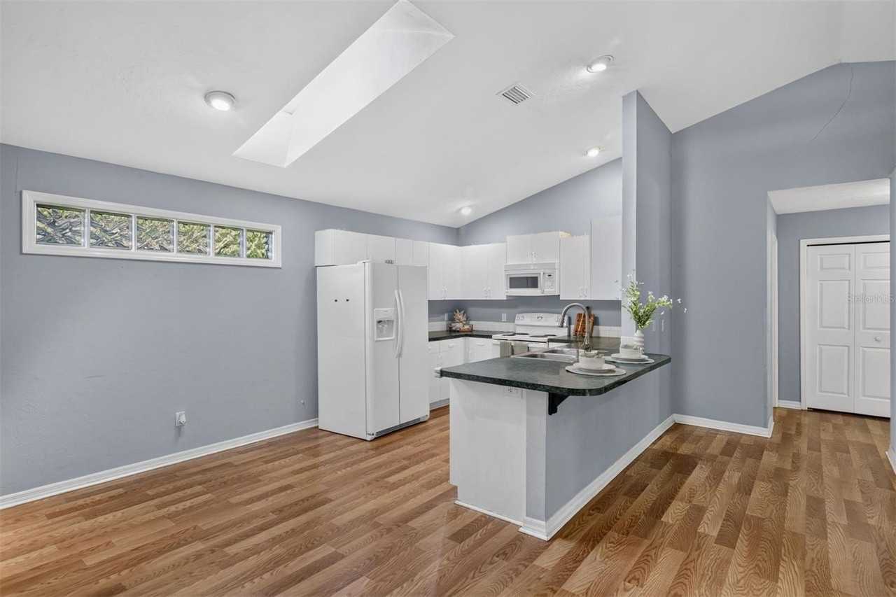 2115 Sw 72nd St - Photo 6 of 29