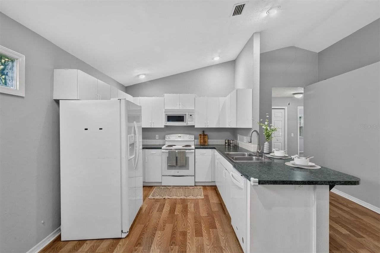 2115 Sw 72nd St - Photo 7 of 29