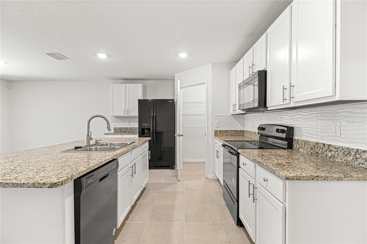 8687 Sw 49th Ter - Photo 6 of 26