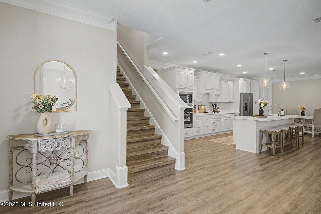 6812 Enclave Ln - Photo 3 of 37