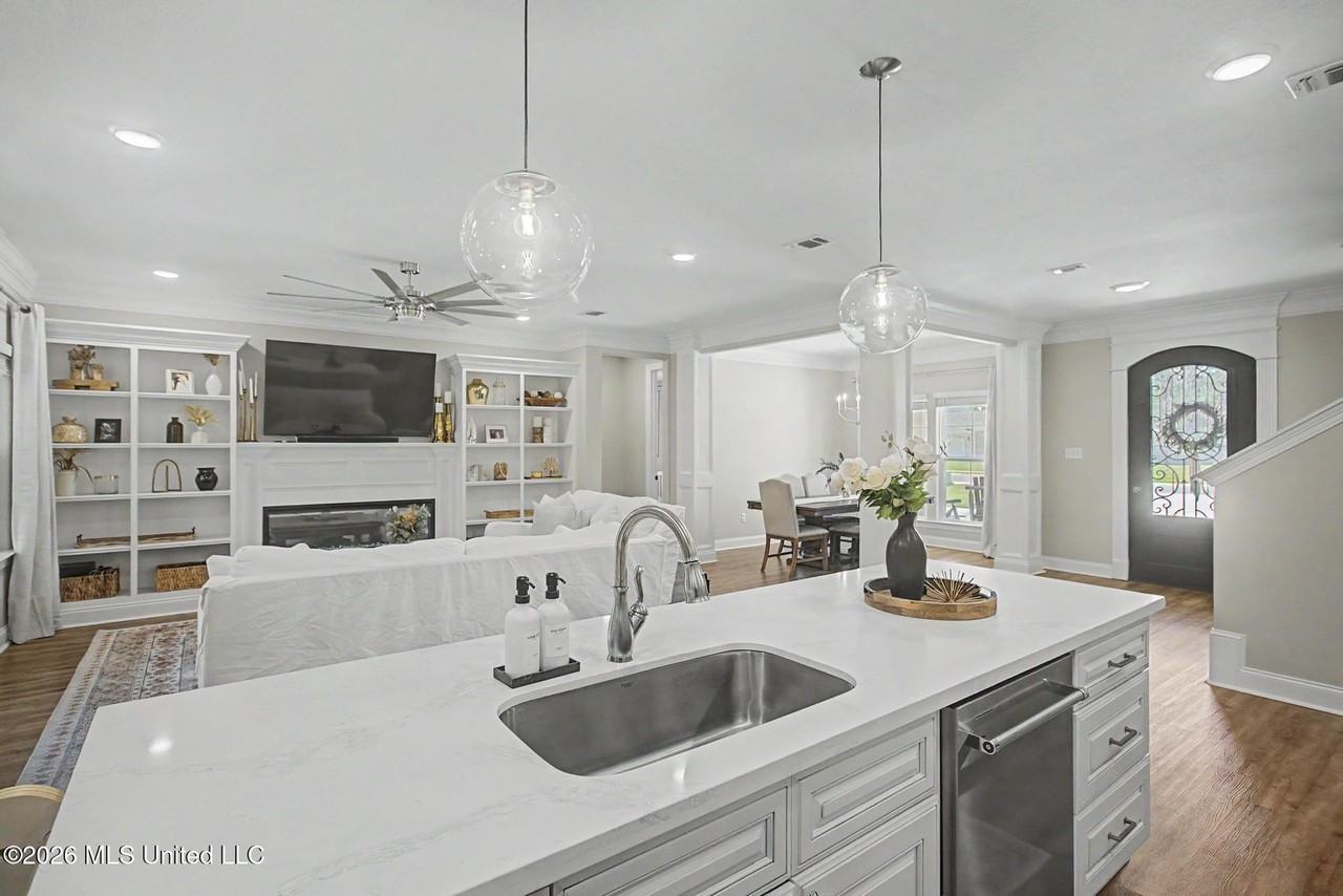 6812 Enclave Ln - Photo 5 of 37