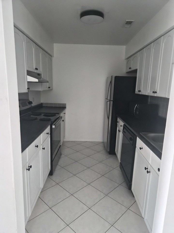 1420 Stonebridge Cir #5N - Photo 2 of 16