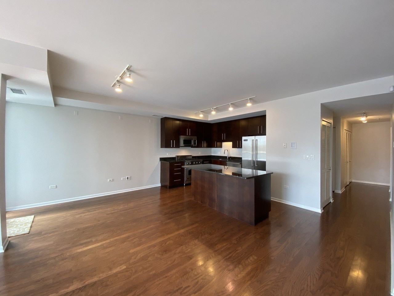 744 W Fullerton Ave #401 - Photo 2 of 15