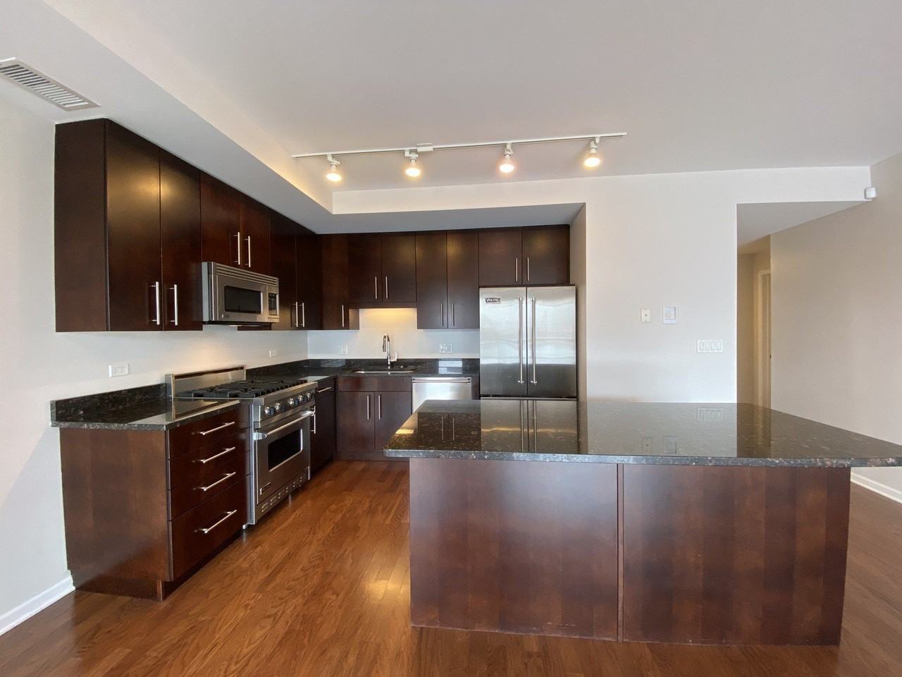 744 W Fullerton Ave #401 - Photo 3 of 15