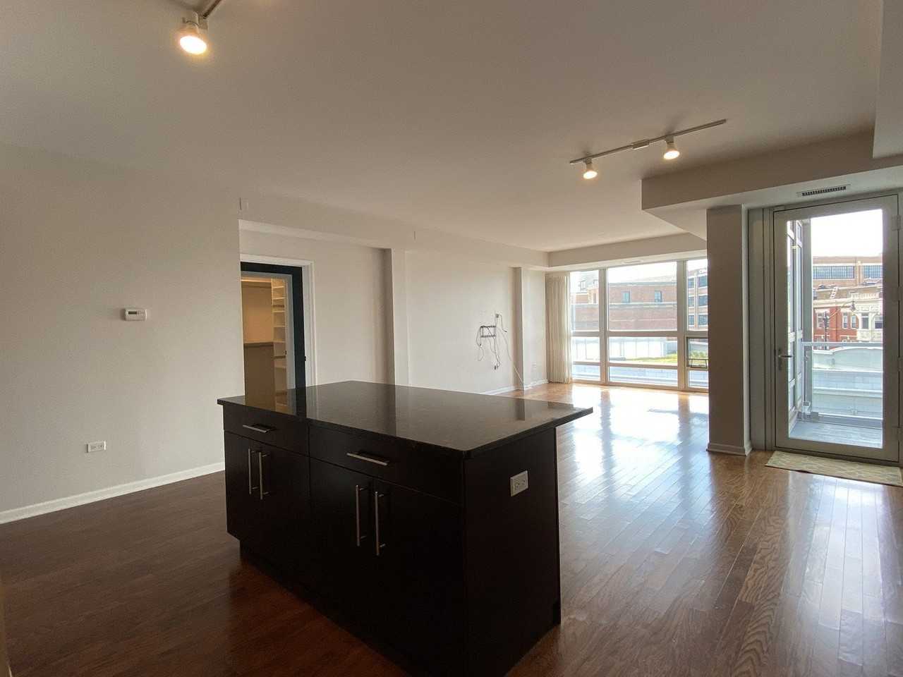 744 W Fullerton Ave #401 - Photo 6 of 15