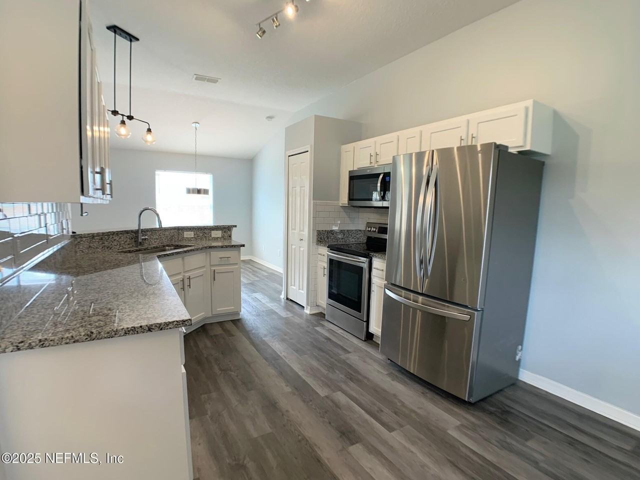 3201 Deer Creek Dr - Photo 7 of 34