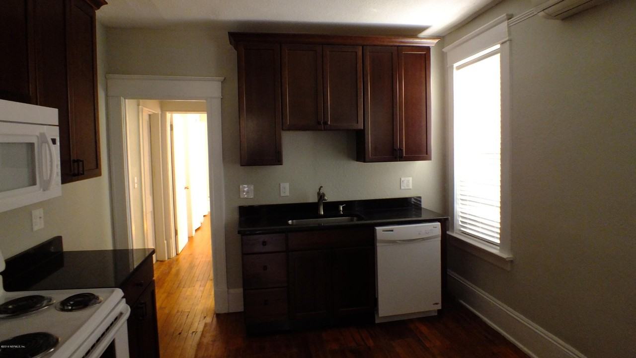 2120 Herschel St #A - Photo 7 of 14