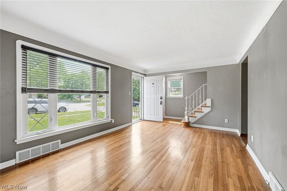 7906 Kenton Ave - Photo 4 of 21