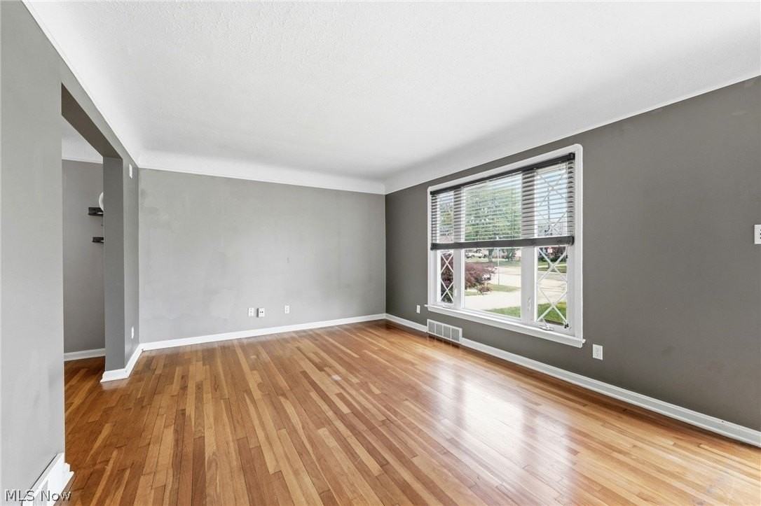 7906 Kenton Ave - Photo 6 of 21