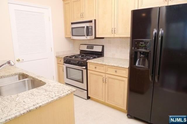 22 Hemlock Ln #22 - Photo 4 of 12