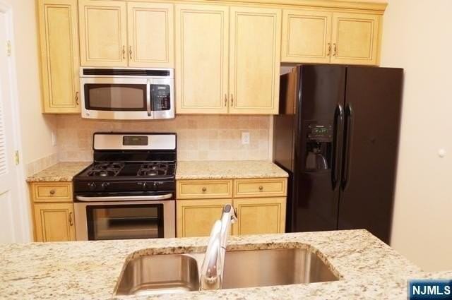 22 Hemlock Ln #22 - Photo 6 of 12