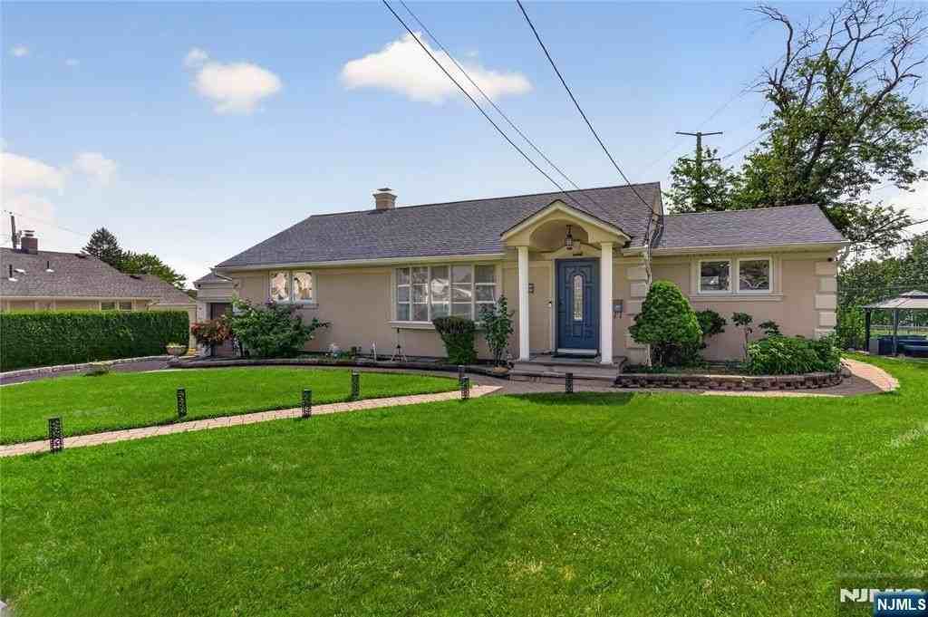 8 Coyles Ct - Photo 2 of 43