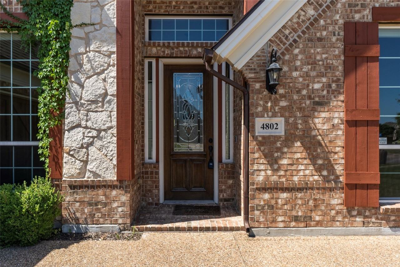 4802 Comstock Way - Photo 4 of 39