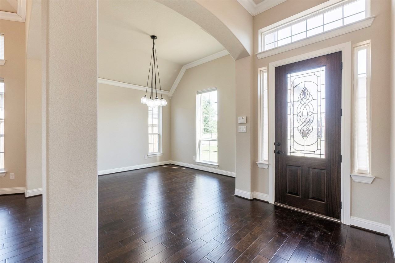 4802 Comstock Way - Photo 5 of 39