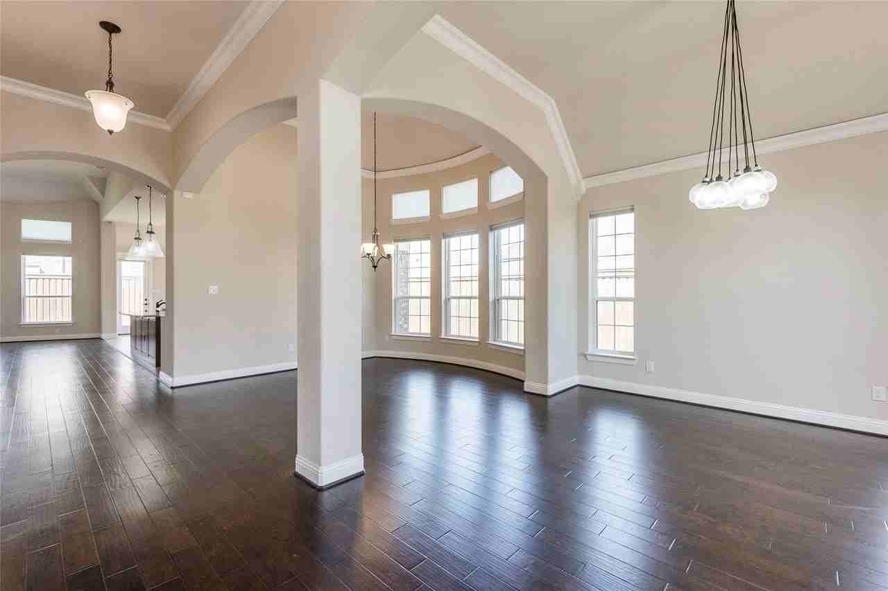 4802 Comstock Way - Photo 6 of 39