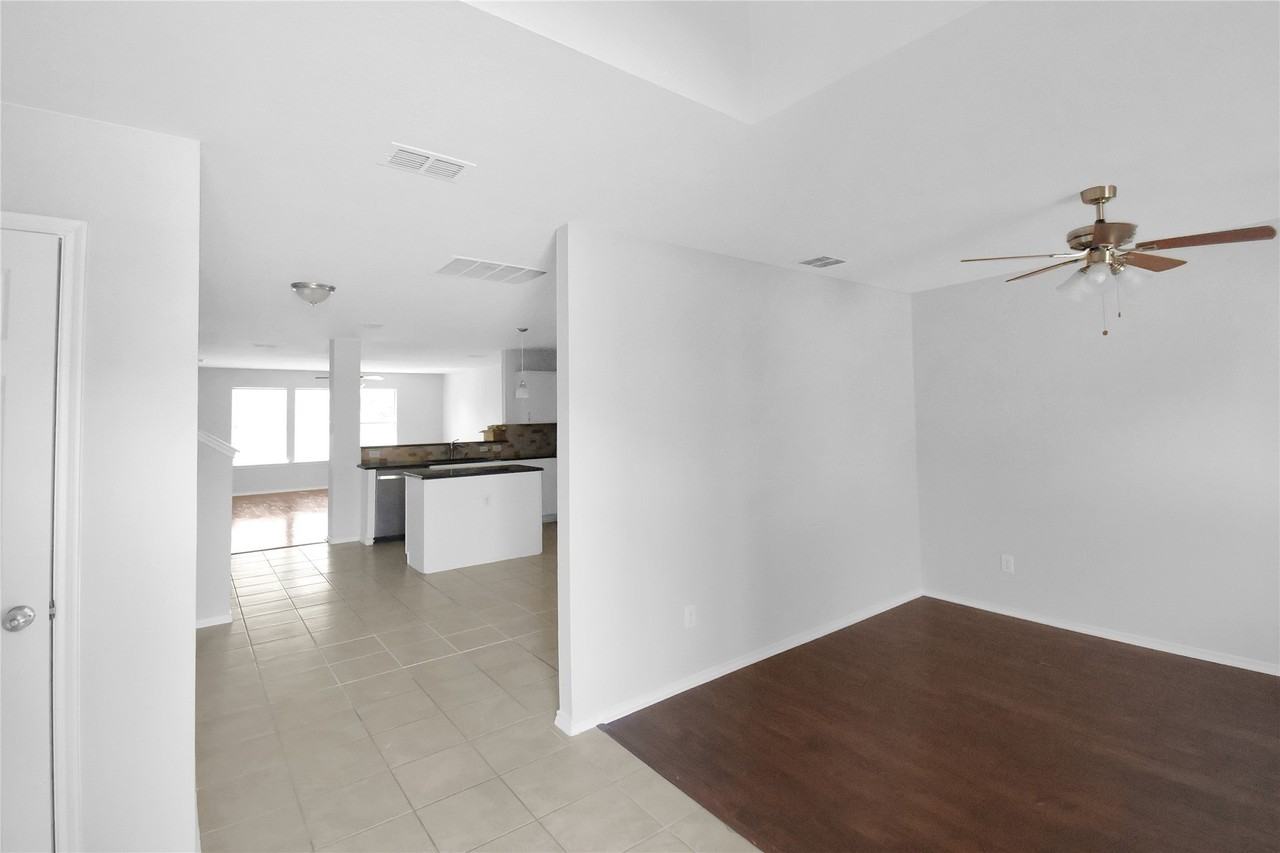 2905 Frontier Ln - Photo 3 of 22