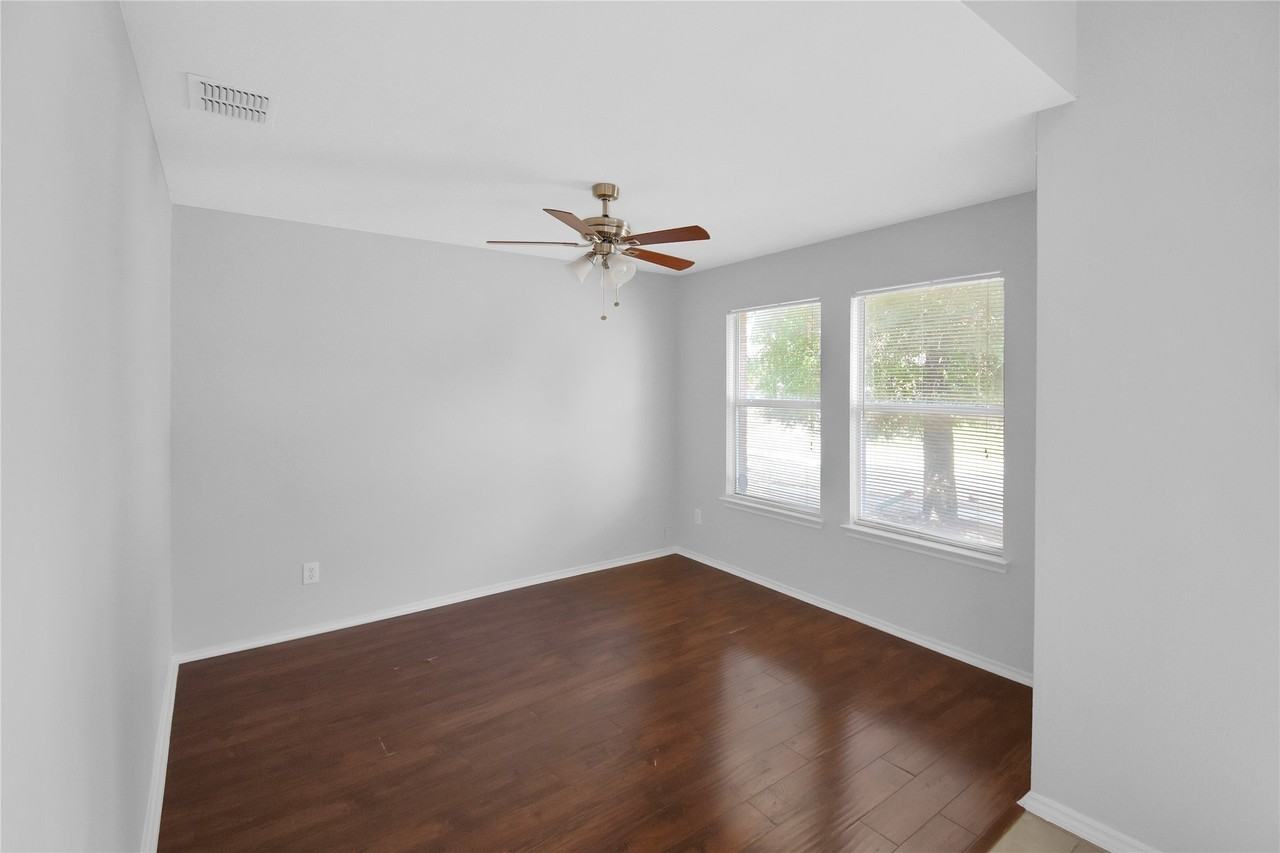 2905 Frontier Ln - Photo 4 of 22
