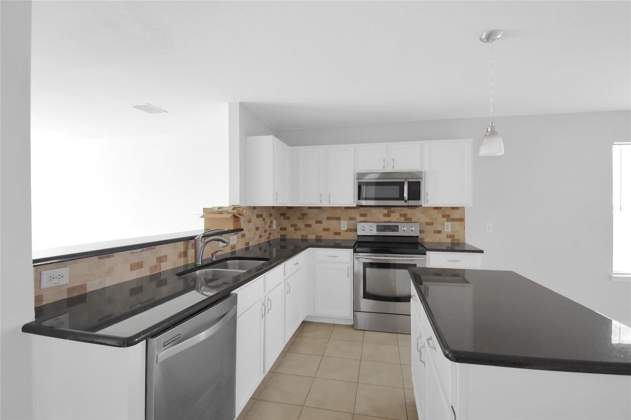 2905 Frontier Ln - Photo 6 of 22