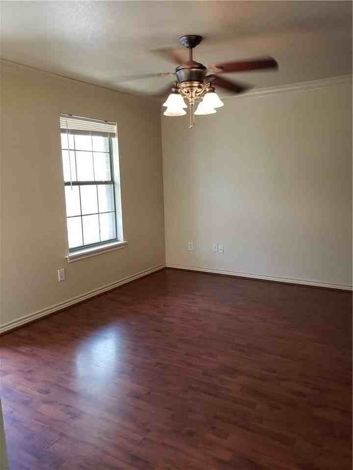 1618 Bois D Arc St #101 - Photo 3 of 10